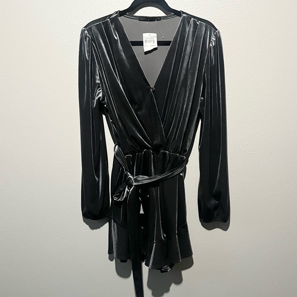FRAICHE-NWT Gray Velvet Flowy Romper with Belt and Cinched Waist Size L - Picture 1 of 7